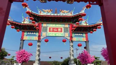 Machap, Melaka, Malezya - 14 Şubat 2025: Kampung Machap Baru 'da Çince karakterli Ju Xian Ting Tapınağı,