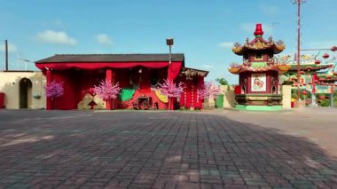 Machap, Melaka, Malezya - 14 Şubat 2025: Ju Xian Ting Tapınağı canlı Çin Yeni Yıl fenerleri ve refahı sembolize eden şenlikli süsler ile süslendi.