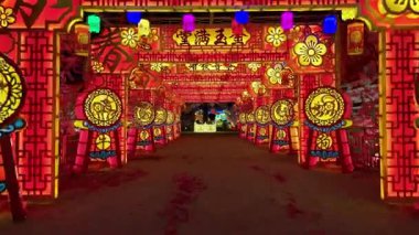 Machap, Melaka, Malezya - 14 Şubat 2025: Cheng Leong Keng Tapınağı Çin Yeni Yıl ışık süslemeleri ve festival bahçesini aydınlatan fenerlerle parıldıyor.