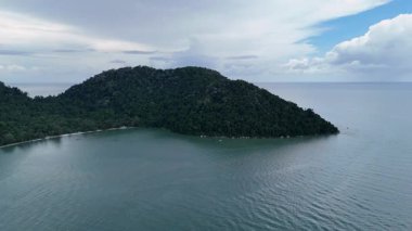 Hava görüntüleri Penang Ulusal Parkı orman tepe örtüsünün kıyı şeridi ve parıldayan deniz ufkuyla harmanlandığını gösteriyor..