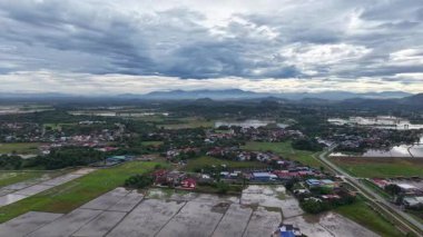 İnsansız hava aracı, sel basmış pirinç tarlalarının ve Perai 'nin dışındaki köyün insansız hava aracını görüntüledi.