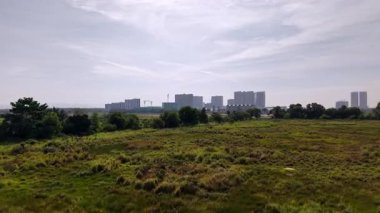 Uzakta Batu Kawan 'ın sulak arazisini ve şehir binalarını gösteren hava görüntüleri var..