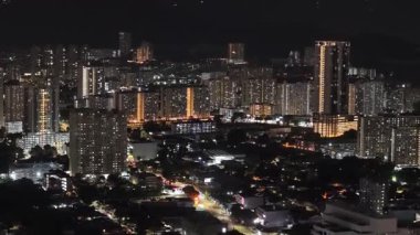 George Town 'un gece hava görüntüleri trafik, aydınlık kuleler ve şehir caddelerini gösteriyor..