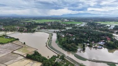 İnsansız hava aracı Labuh Banting sel ovasını, nehirleri, pirinç tarlalarını ve köy bitkilerini görüntüledi..
