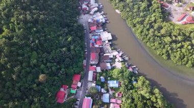 Bukit Tambun 'un kıvrımlı bir nehir ve mangrov ormanının yanındaki balıkçı köyünün hava manzarası..