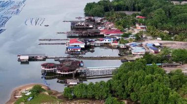 Hava görüntüsü, Kampung Sungai Temun 'un yüzen deniz ürünleri restoranı olduğunu gösteriyor.