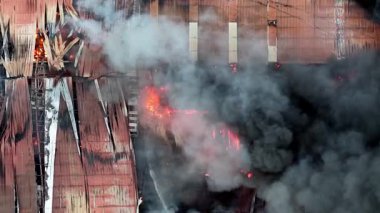 Hava binası yanıyor ve dumanlar dışarı yükseliyor. Yangın o kadar yoğun ki, uzaktan görülebiliyor.