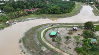 Perai 'deki sel baskınlarının, su altındaki yapıların, teknelerin ve ulaşım yollarının görüntülerini gösteren gökyüzü insansız hava aracı görüntüleri..