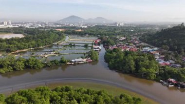 Bukit Tambun nehri, mangrovlar, su kültürü göletleri ve Malezya, Penang yakınlarındaki köy havadan görünüyor..