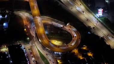 Geceleri Gombak bölgesinin hava manzarası, parlayan otoyollar.