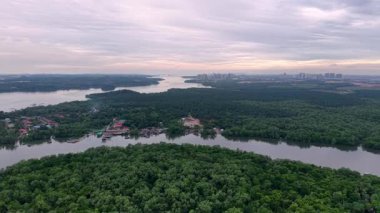 Hava görüntüsü yemyeşil Sungai Melayu Johor 'u gösteriyor. Kümelenmiş mangrovları ve geniş tropikal manzarası var..