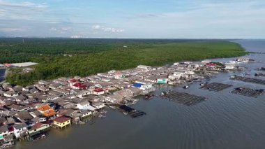 Kukup kıyı şeridi yakınlarındaki evlerin insansız hava aracı panoraması..