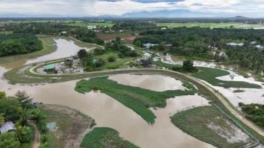 Sel basmış tarlaları, sualtı yollarını ve şiddetli yağışlardan sonra Perai bölgesinde dağınık evleri gösteren yukarıdan aşağı hava görüntüsü.