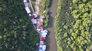 Mangrov nehri boyunca Bukit Tambun balıkçı köyünün hava manzarası..