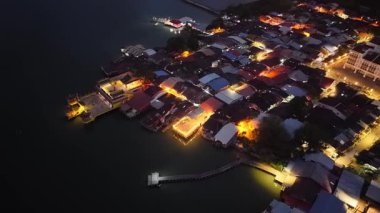 Pengkalan Kaynak sahil şeridinin hava görüntüsü. Evler, jettiler, rıhtımlar ve aydınlık çatılar.