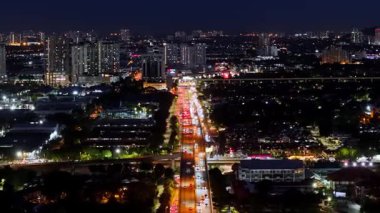 Gece Subang 'ın havadan görünüşü, araba farı dereleri ile parlayan otoyollar.