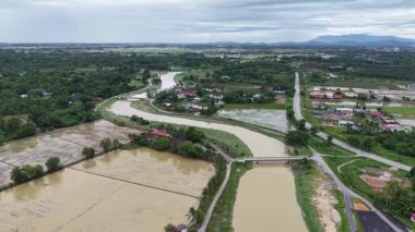Hava görüntülerine göre Sungai Perai nehri köprüleri, çeltik tarlalarını ve köy yollarını geçiyor.