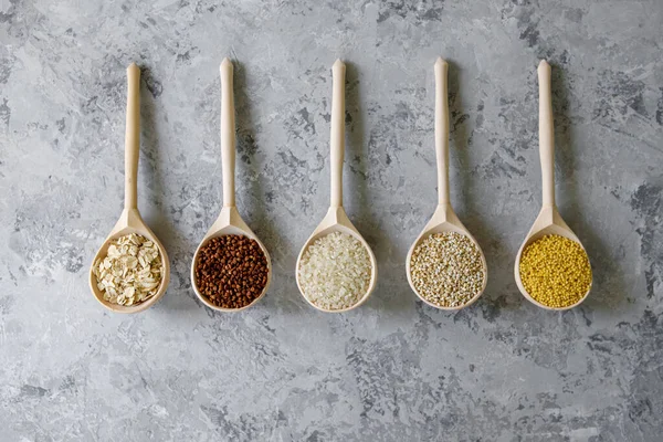 Colección Cereales Secos Cucharas Madera Sobre Fondo Gris Surtido Cereales — Foto de Stock