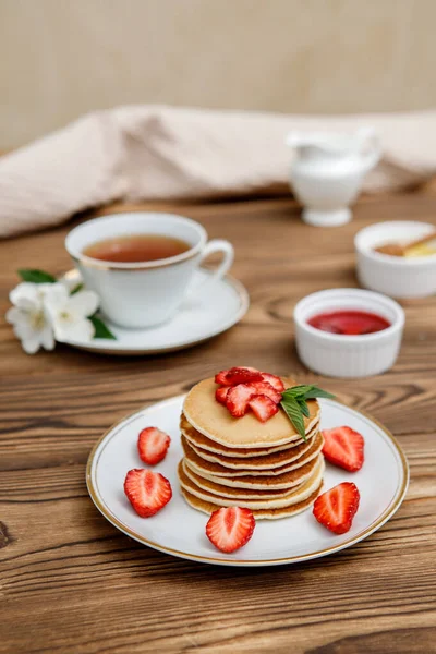 Здоровый Летний Завтрак Домашние Классические Американские Блины Свежими Ягодами Медом — стоковое фото