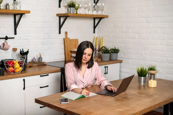Ofiste Çalışan Bir Kadın Mutfaktan Uzakta Bilgisayarın Başında Oturuyor Çevrimiçi - Stok İmaj