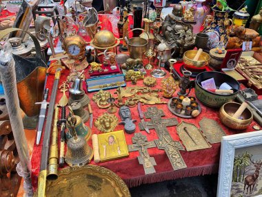 25 Nisan 2021, Ukrayna, Harkiv. Değiş tokuş, eski şeylerin satışı. Açık hava bit pazarı. Nadir ve eşsiz eski biblolar ve güzel şeyler..