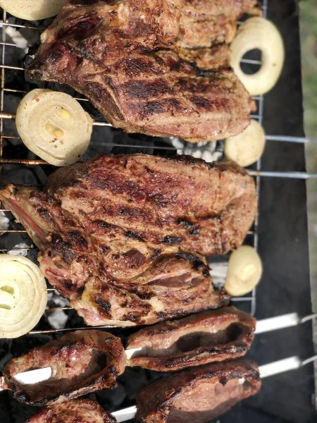 烤架上的肉 美味的烤牛肉排骨与洋葱 多汁的肉牛排 — 图库照片