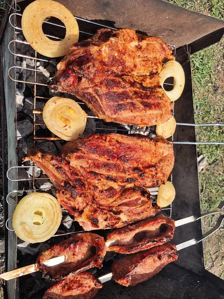 烤架上的肉 美味的烤牛肉排骨与洋葱 多汁的肉牛排 — 图库照片