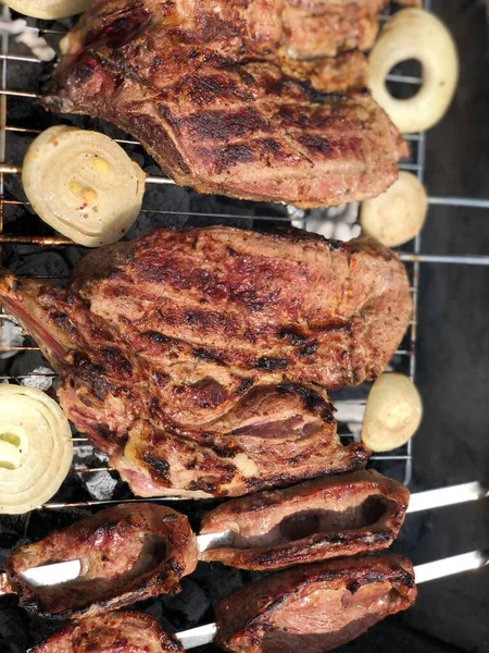 烤架上的肉 美味的烤牛肉排骨与洋葱 多汁的肉牛排 — 图库照片