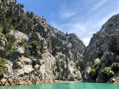 18 Mayıs 2021, Antalya, Türkiye. Yeşil kanyon, dağlarda dinlenme, doğanın güzel manzarası. en üstteki görünüm