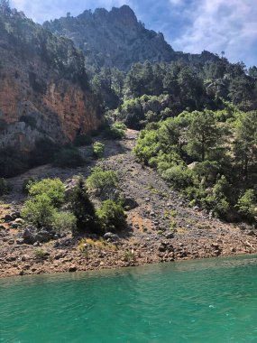 18 Mayıs 2021, Antalya, Türkiye. Yeşil kanyon, dağlarda dinlenme, doğanın güzel manzarası. en üstteki görünüm