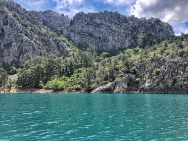 18 Mayıs 2021, Antalya, Türkiye. Yeşil kanyon, dağlarda dinlenme, doğanın güzel manzarası. en üstteki görünüm