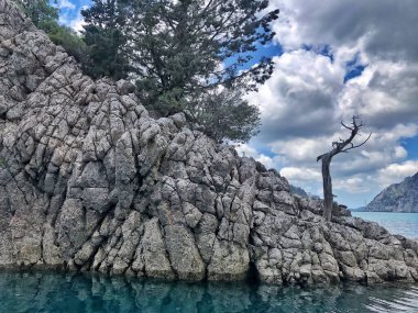 18 Mayıs 2021, Antalya, Türkiye. Yeşil kanyon, dağlarda dinlenme, doğanın güzel manzarası. en üstteki görünüm