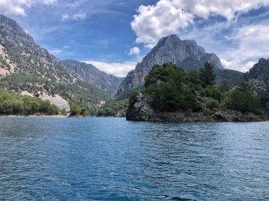 18 Mayıs 2021, Antalya, Türkiye. Yeşil kanyon, dağlarda dinlenme, doğanın güzel manzarası. en üstteki görünüm