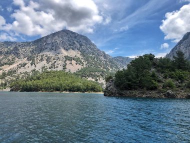 18 Mayıs 2021, Antalya, Türkiye. Yeşil kanyon, dağlarda dinlenme, doğanın güzel manzarası. en üstteki görünüm