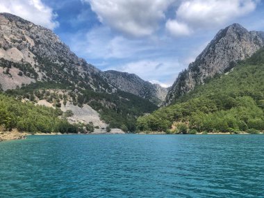 18 Mayıs 2021, Antalya, Türkiye. Yeşil kanyon, dağlarda dinlenme, doğanın güzel manzarası. en üstteki görünüm