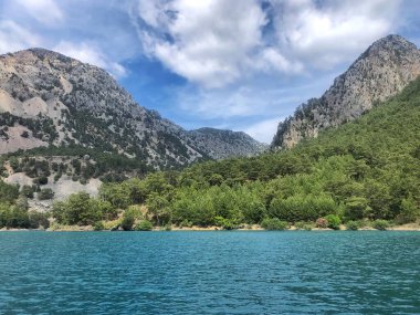 18 Mayıs 2021, Antalya, Türkiye. Yeşil kanyon, dağlarda dinlenme, doğanın güzel manzarası. en üstteki görünüm