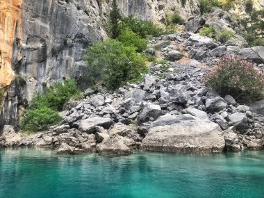 18 Mayıs 2021, Antalya, Türkiye. Yeşil kanyon, dağlarda dinlenme, doğanın güzel manzarası. en üstteki görünüm