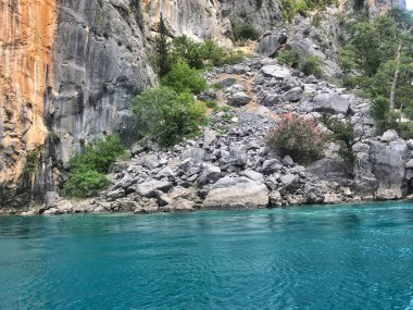 18 Mayıs 2021, Antalya, Türkiye. Yeşil kanyon, dağlarda dinlenme, doğanın güzel manzarası. en üstteki görünüm
