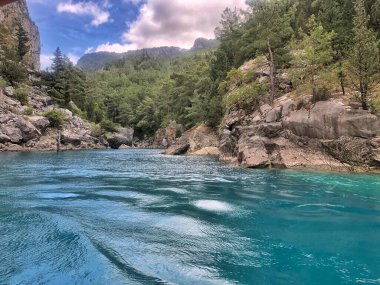 18 Mayıs 2021, Antalya, Türkiye. Yeşil kanyon, dağlarda dinlenme, doğanın güzel manzarası. en üstteki görünüm