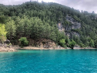 18 Mayıs 2021, Antalya, Türkiye. Yeşil kanyon, dağlarda dinlenme, doğanın güzel manzarası. en üstteki görünüm
