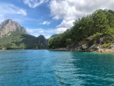 18 Mayıs 2021, Antalya, Türkiye. Yeşil kanyon, dağlarda dinlenme, doğanın güzel manzarası. en üstteki görünüm