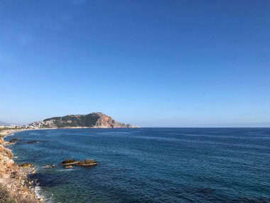 Akdeniz 'in güzel dalgaları kayalık kıyılarda kırılıyordu. Hava görüntüsü. Türkiye, Alanya ili
