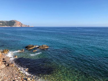 Akdeniz 'in güzel dalgaları kayalık kıyılarda kırılıyordu. Hava görüntüsü. Türkiye, Alanya ili