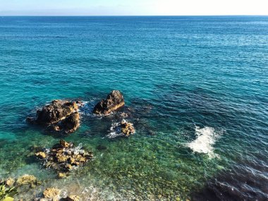 Akdeniz 'in güzel dalgaları kayalık kıyılarda kırılıyordu. Hava görüntüsü. Türkiye, Alanya ili