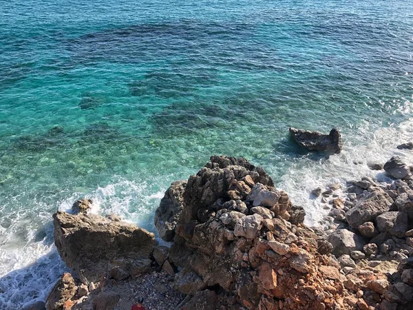 Widok Góry Piękne Fale Morza Śródziemnego Łamanie Wybrzeżu Skalistego Wybrzeża — Zdjęcie stockowe