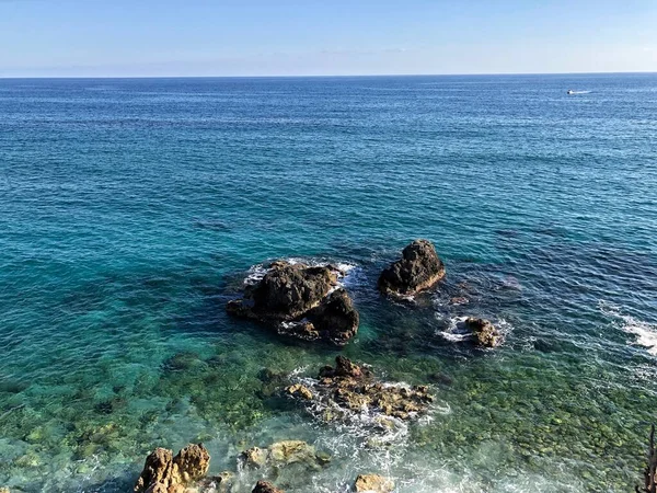 Άποψη Των Όμορφων Κυμάτων Της Μεσογείου Που Σκάνε Στις Ακτές — Φωτογραφία Αρχείου