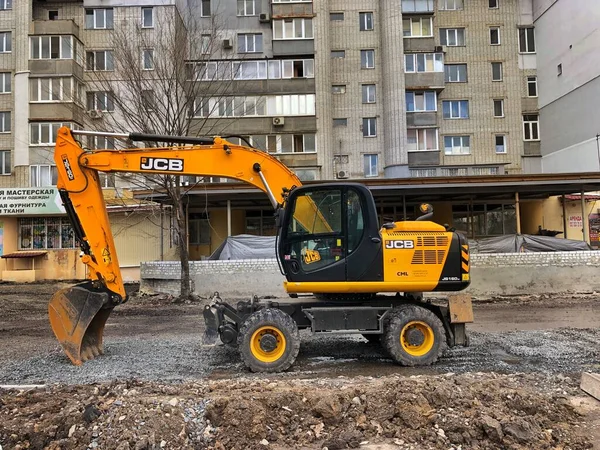 24. April 2021, Ukraine, Charkiw, Baggerarbeiten, Straßenreparatur — Stockfoto