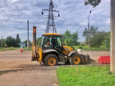 6 Haziran 2021, Ukrayna, Kharkiv şehri, yol inşaatı, traktör işi