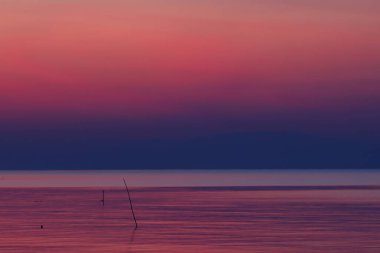 Güneş doğmadan önce gökyüzünün ve denizin güzelliği.