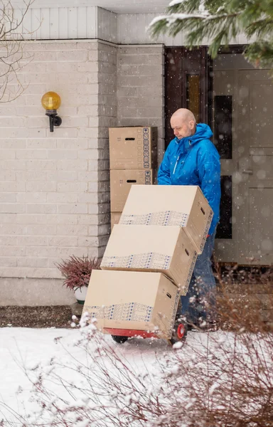 Man using the 2 wheel dolly — Stock Photo, Image